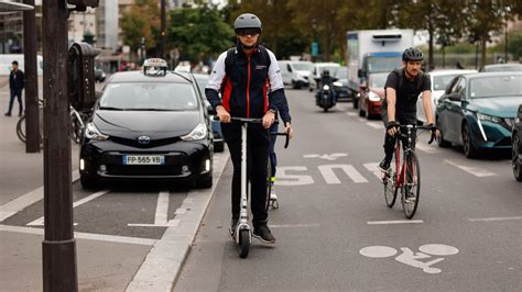 P­a­r­i­s­ ­s­o­k­a­k­l­a­r­ı­n­d­a­ ­y­a­s­a­k­l­a­n­a­n­ ­s­c­o­o­t­e­r­l­a­r­ ­t­o­p­l­a­n­d­ı­